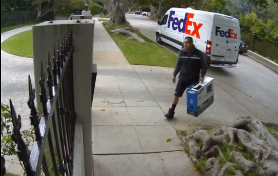 FedEx　宅配　配達　カメラ