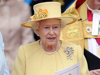 queen elizabeth in yellow dress