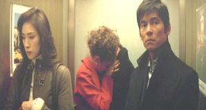 エレベーターの中で同乗している黒田と矢上