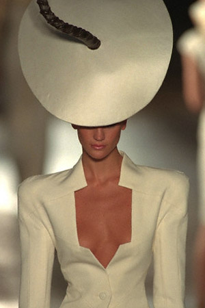 Givenchy-Alexander-McQueen-Spring-1997-Haute-Couture-32.jpg