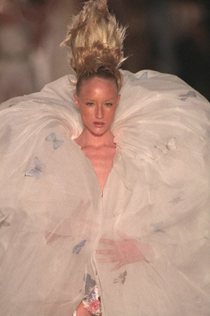 Givenchy-Alexander-McQueen-Spring-1997-Haute-Couture-37.jpg