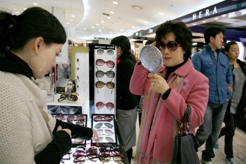 Korea Lotte Seoul Japanese shoppers (Custom)