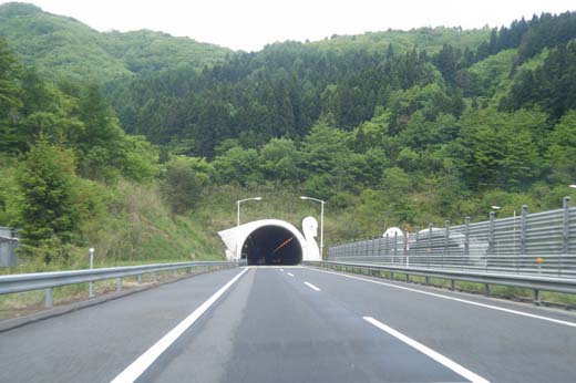 磐越道磐梯熱海高原近くのトンネル入口