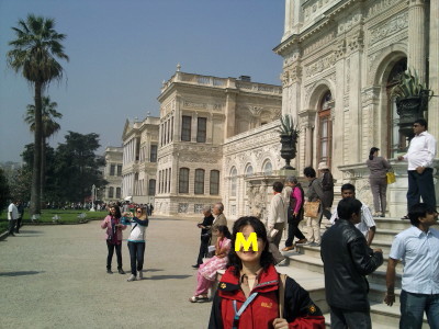 ドルマバフチェ宮殿。庭にも沢山の観光客
