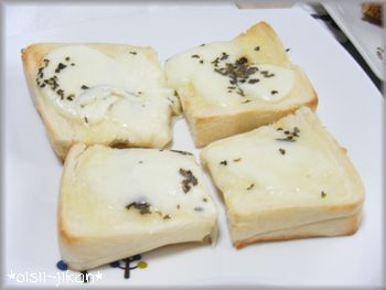 モッツアレラチーズのせトースト