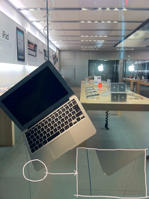Apple Store銀座展示左。MacBook Airが吊るしてある