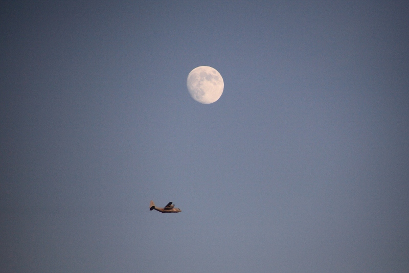 夕月と空自輸送機 (800x534)