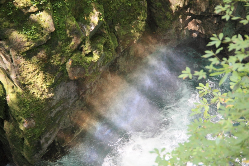 三つ滝の光芒の虹２ (800x533)