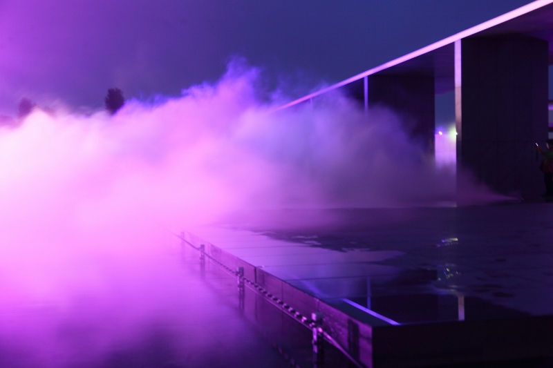 豊田市美術館：ライティング・プロジェクション　押し寄せる霧の波 (800x533)