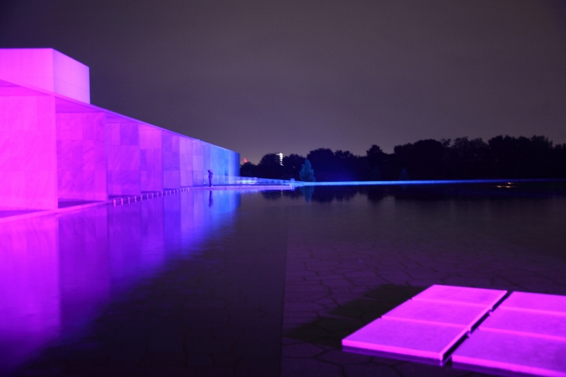 豊田市美術館：ライティング・プロジェクション　池への映り込み (800x533)