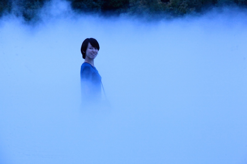 霧の中で微笑む乙女 (800x533)