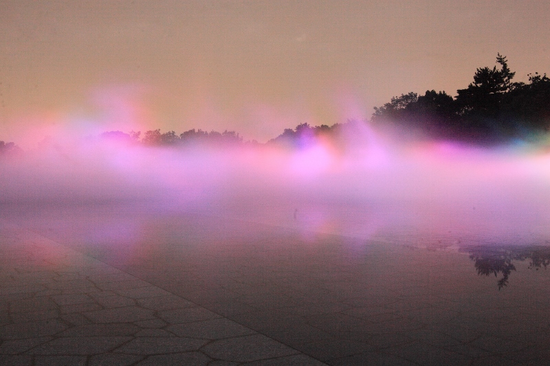 豊田市美術館：ライティング・プロジェクション　虹色に染まる霧 (800x533)